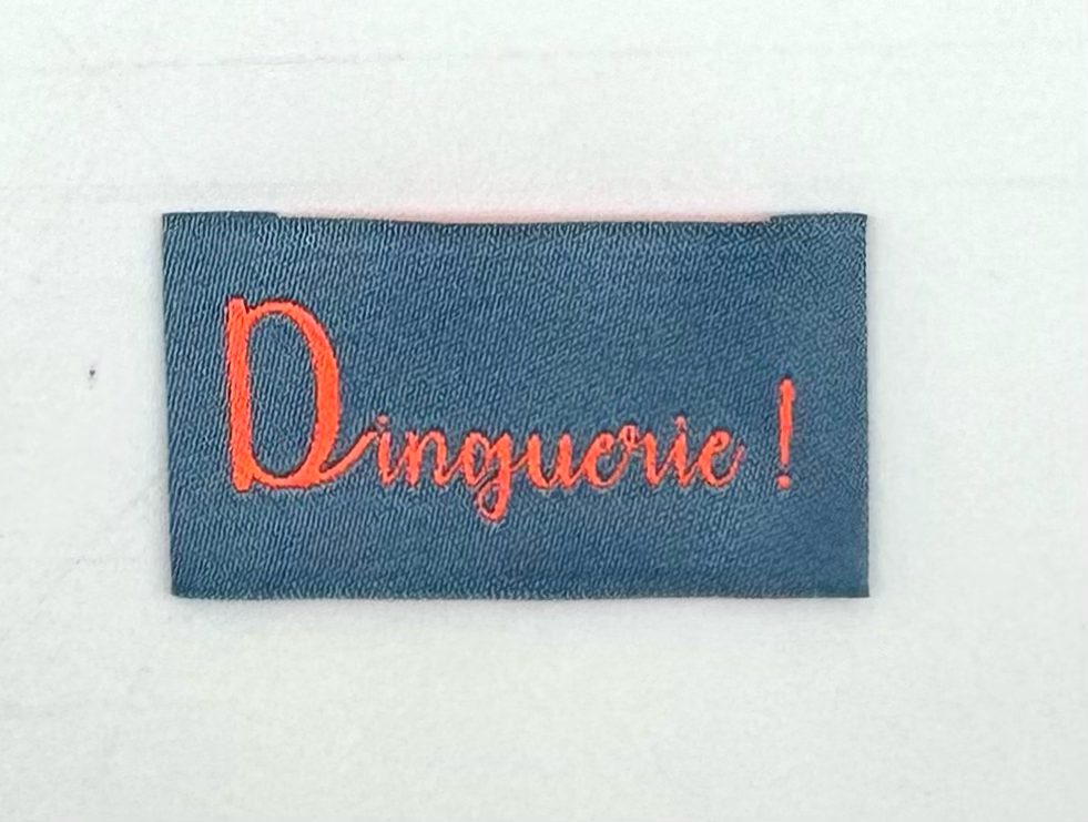 Étiquette à coudre : Dinguerie - Bleu et Rose fluo