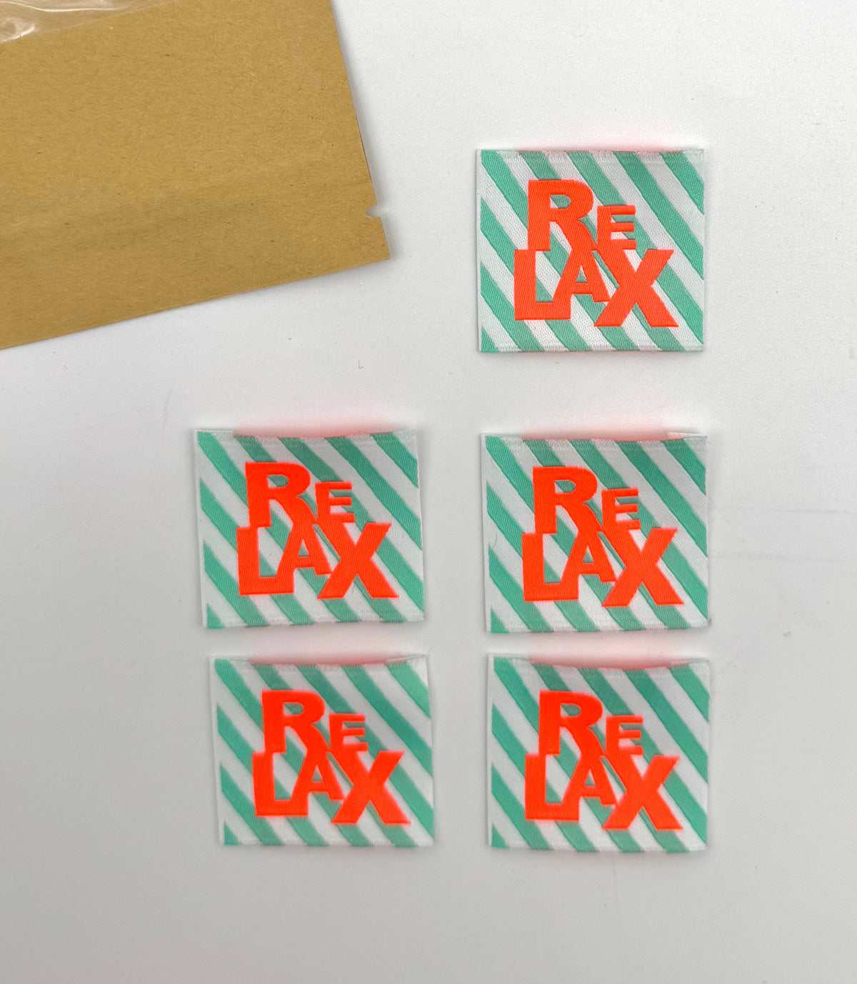 Étiquette tissée à coudre " RELAX" fluo