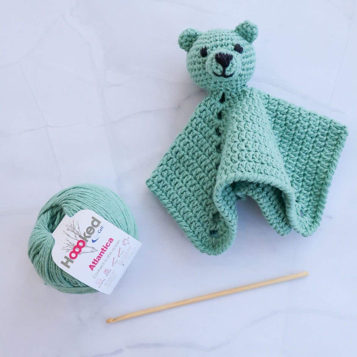 Kit DIY crochet couverture câline ours Bo vert sauge