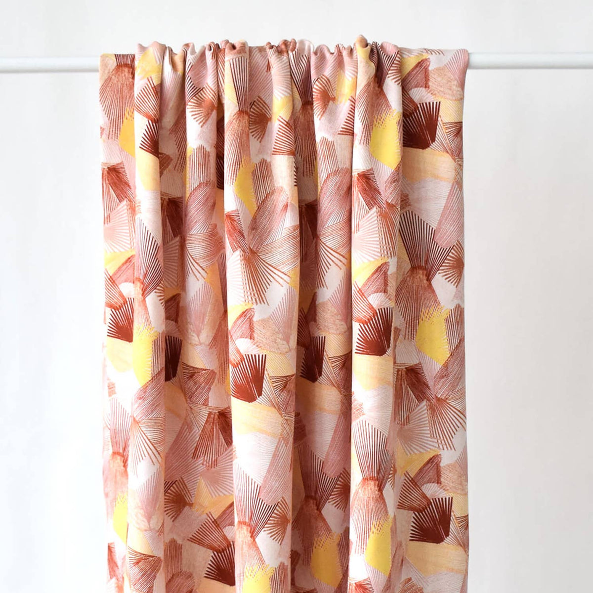 Tissu viscose Kaléidoscope nude – vendu par 50 cm