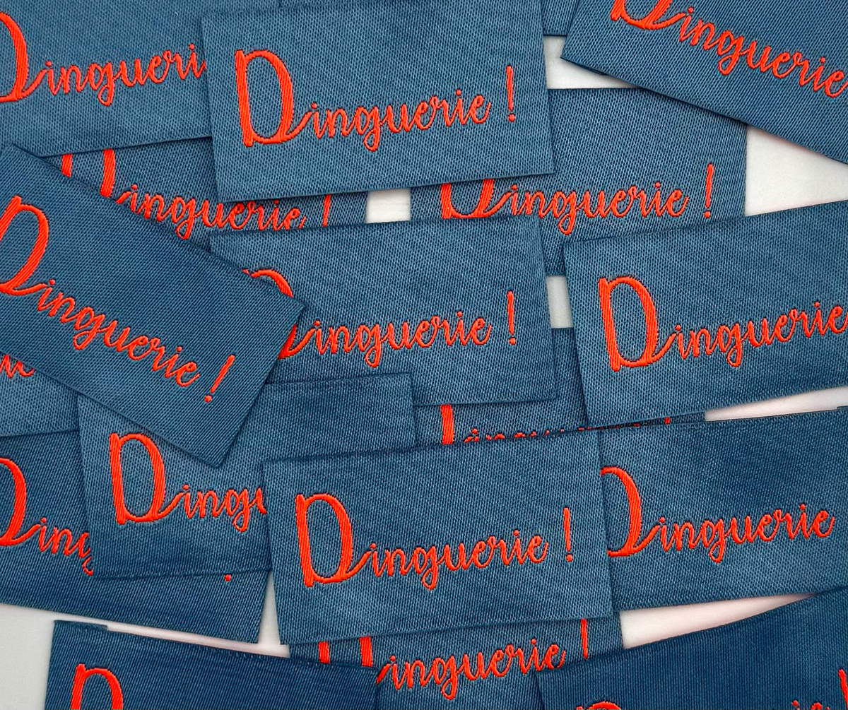 Étiquette à coudre : Dinguerie - Bleu et Rose fluo