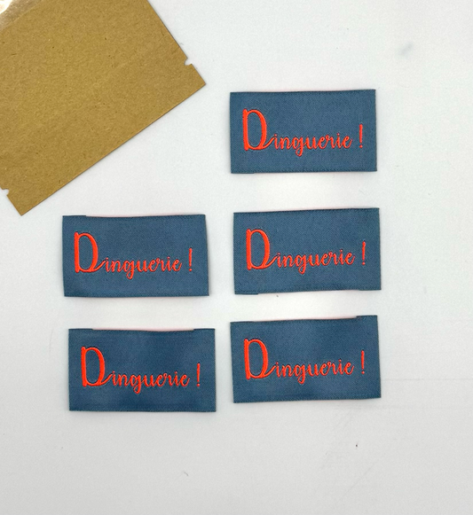 Étiquette à coudre : Dinguerie - Bleu et Rose fluo