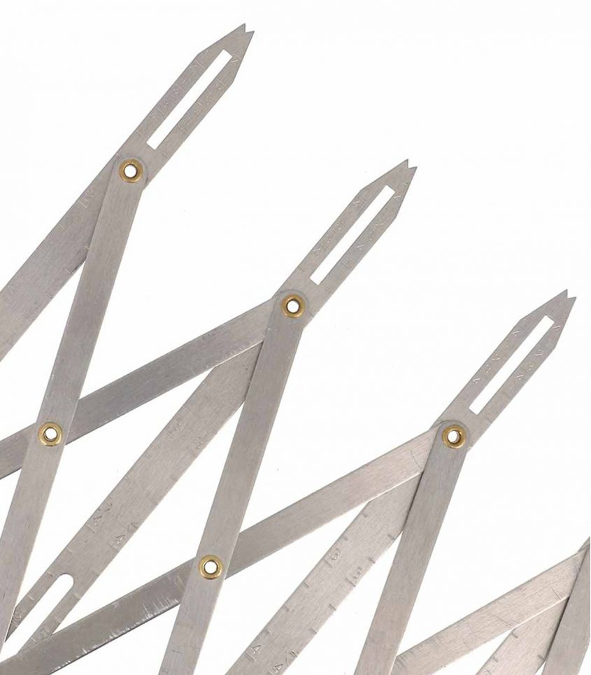 Jauge extensible pour espacer les boutonnières