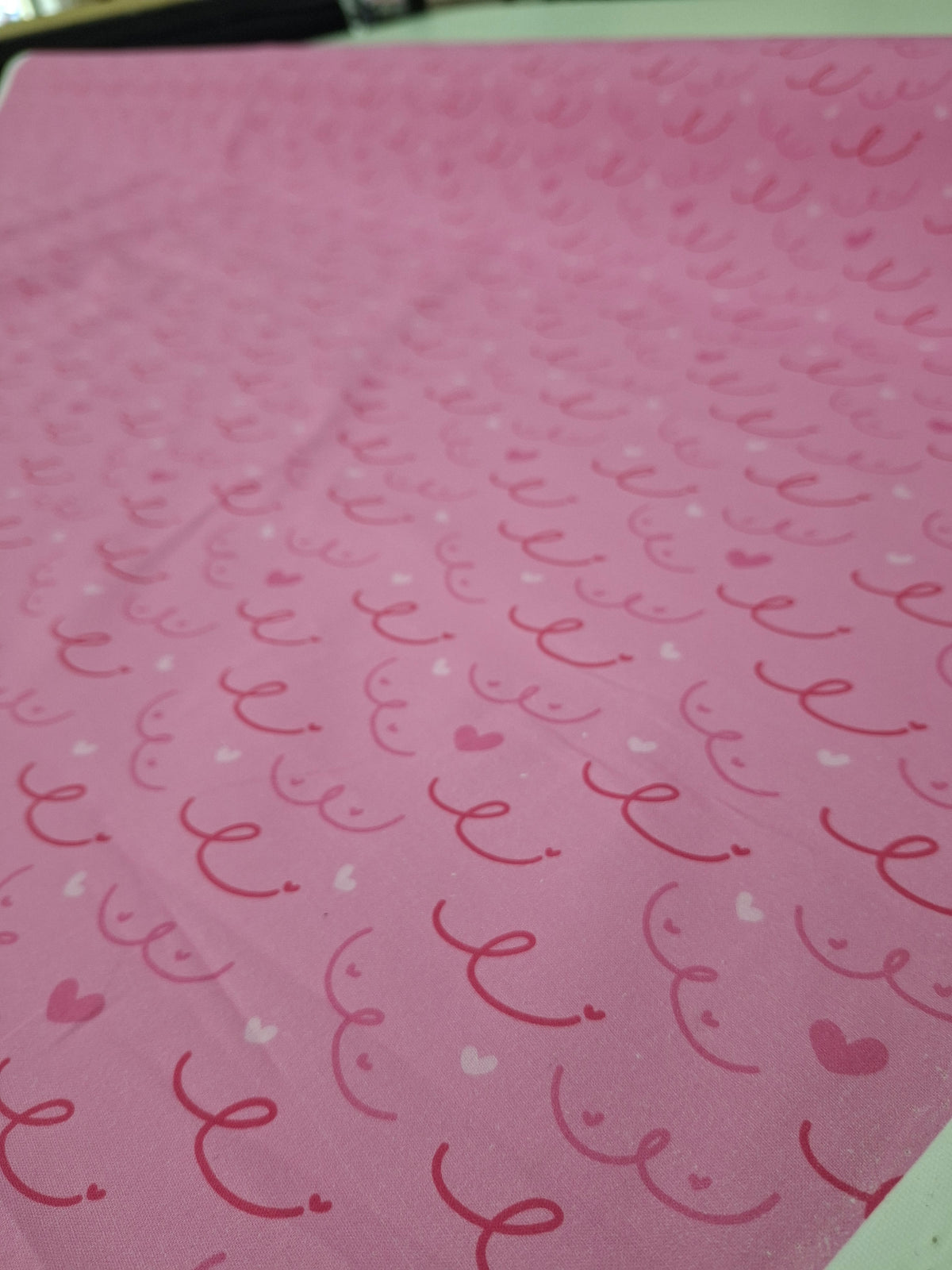 Tissu coton Octobre Rose motif seins - vendu par 50 cm
