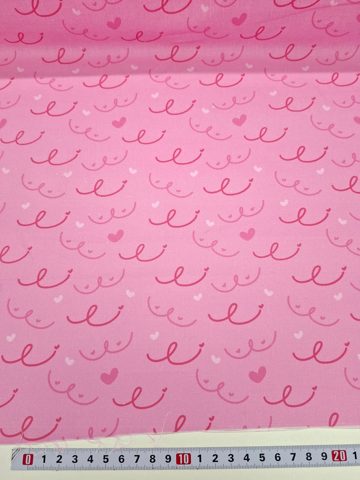 Tissu coton Octobre Rose motif seins - vendu par 50 cm